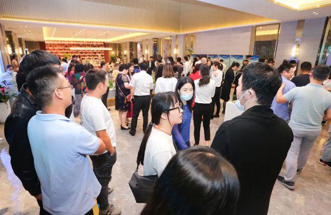 直击国庆假期楼市 | 成都：开发商“抢收”黄金周，20个新盘取证创新高，有项目正酝酿取消优惠